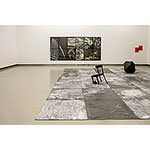 Ausstellungeinblick, ein Bilder, Bodeninstallation mit Sessel