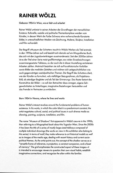 Wandtext Kurzbiografie Rainer Woelzl in deutsch und Englisch